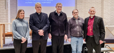 Ryhmäkuvassa Kallaveden kirkossa Henna Stockås, Matti Pentikäinen, Mikael Pentikäinen, Timo Haverinen ja Jari Jolkkonen. Taustalla screen ja kirkon seinää.