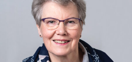 Katriina Kankkunen kasvokuvassa, hymyilee
