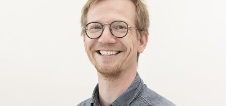 Kasvokuva Teemu Kalliosta, joka hymyilee leveästi
