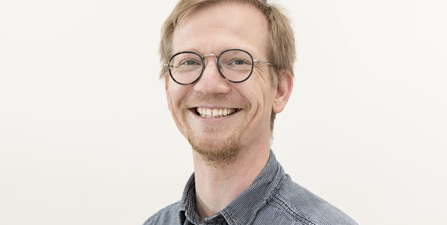 Kasvokuva Teemu Kalliosta, joka hymyilee leveästi