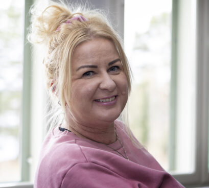 Tiina Sahlman lähikuvassa.