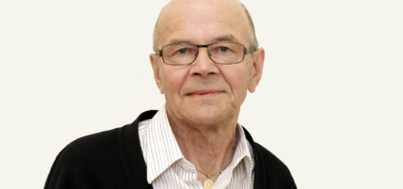 Kasvokuva Lauri Kataisesta. Silmälasit, hymyilee hiukan.