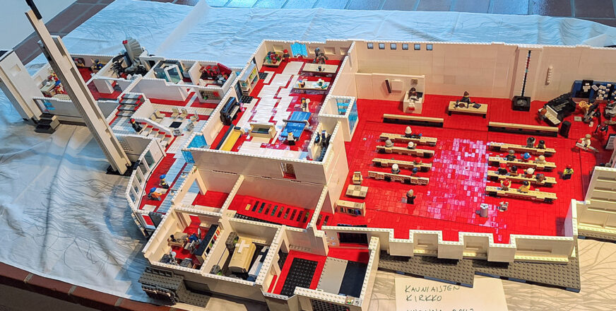 Legoista rakennettu kirkkosali