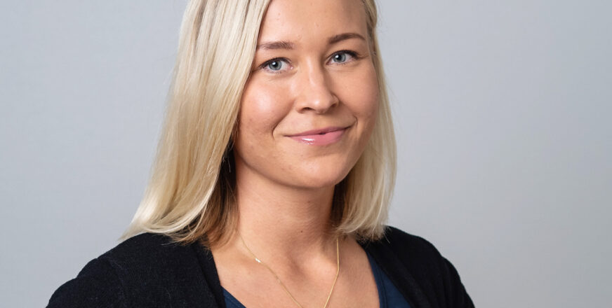 Hymyilevä kasvokuva Tuuli Vaittisesta, vaaleat pitkät hiukset