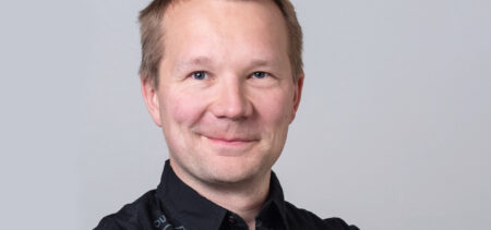 Kasvokuvassa Teemu Soini hymyilee