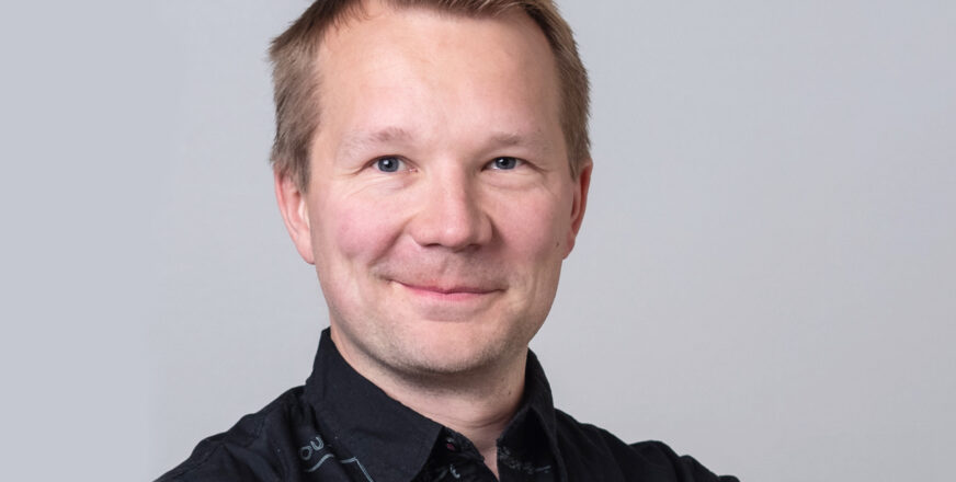 Kasvokuvassa Teemu Soini hymyilee