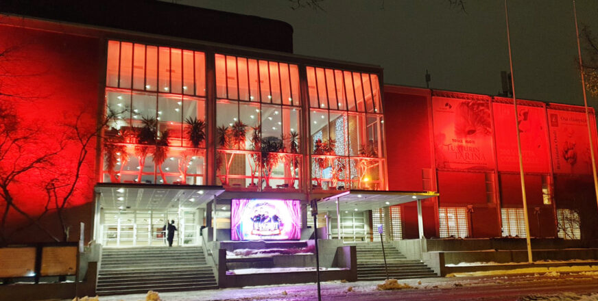 Oranssiksi valaistu rakennus, Kuopion Musiikkikeskuksen julkisivu.