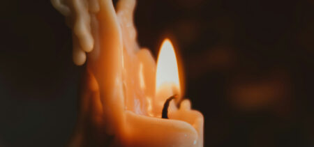 Palava valkoinen kynttilä.