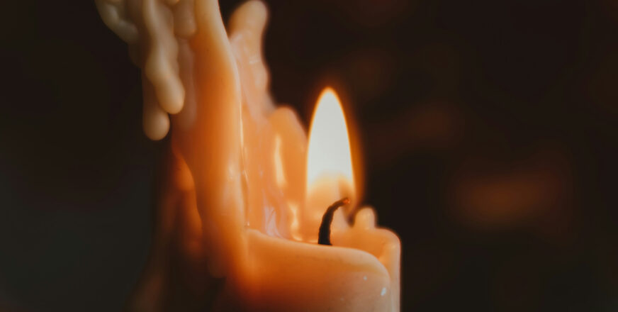 Palava valkoinen kynttilä.