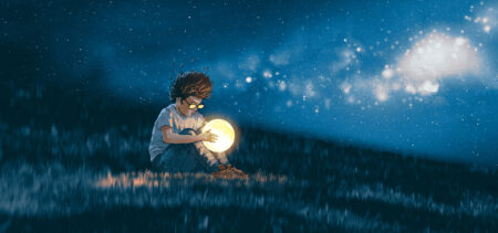 Piirroskuvassa nuori istuu nurmella valoisa pallo kädessään, pimeä tähtitaivas.