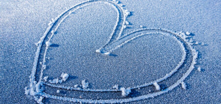 Lumeen tehty sydänkuvio