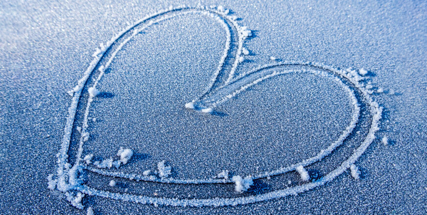 Lumeen tehty sydänkuvio