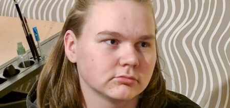 Kasvokuvassa Akseli Karjalaisella mietteliäs ilme.