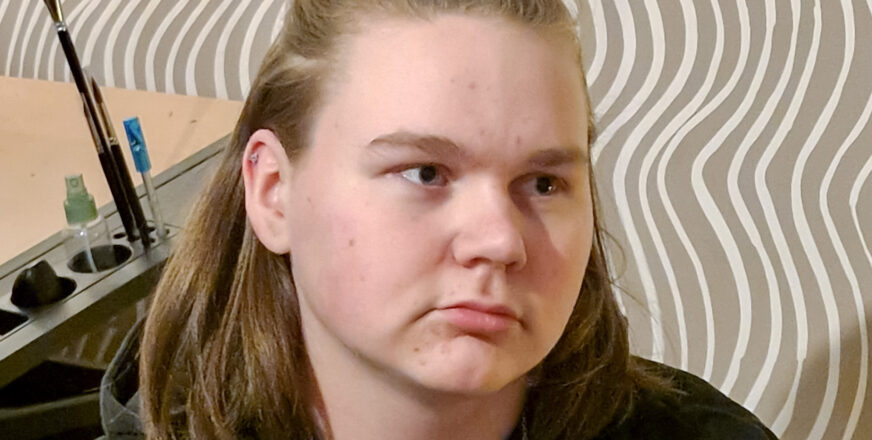 Kasvokuvassa Akseli Karjalaisella mietteliäs ilme.