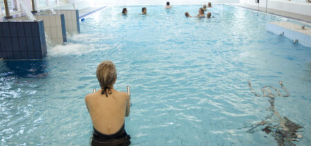 Ihmisiä uimassa uimahallin altaassa