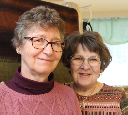 Ihmiset poseeraavat hymyillen kameralle vierekkäin.