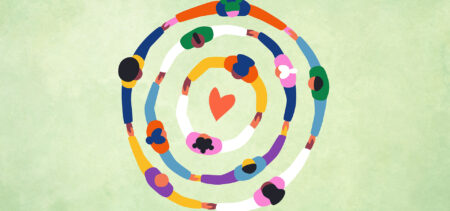 Piirroskuva, jossa monta sisäkkäistä ympyrää toisiaan käsistä kiinni pitävistä ihmisistä. Ringin keskellä sydän.