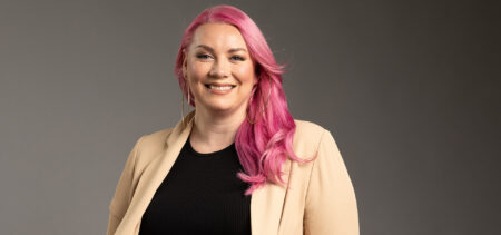 Jepa Lambert katsoo suoraan kameraan ja nauraa.