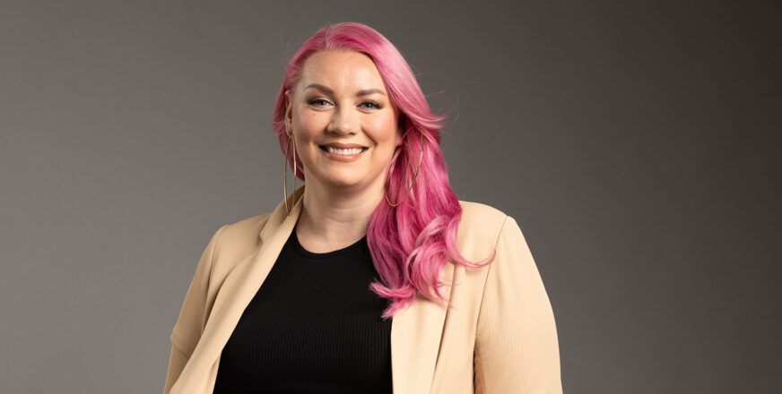 Jepa Lambert katsoo suoraan kameraan ja nauraa.