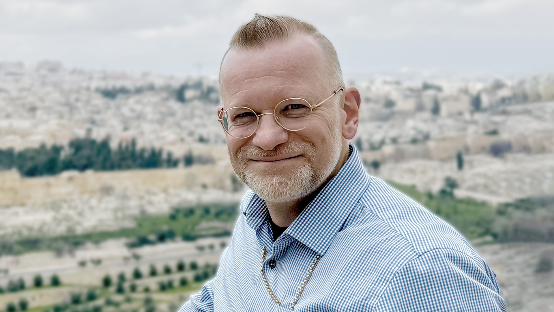 Mies seisoo näköalatasanteella, taustalla vanha kaupunki.