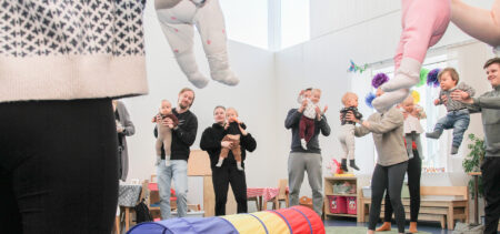 Vanhemmat ja vauvat leikkimässä ringissä.