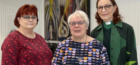 Liisa Penttinen, Eija Laitanen ja Liisa Tiilikainen juhlavuoden luennolla.