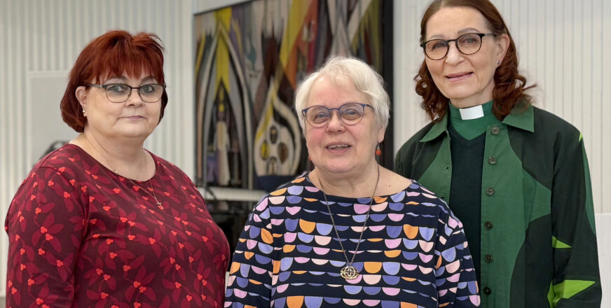 Liisa Penttinen, Eija Laitanen ja Liisa Tiilikainen juhlavuoden luennolla.