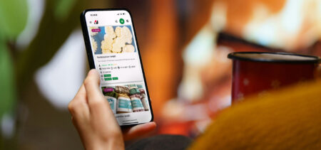 Kännykässä näkyy avoinna vapaaehtoispankin sovellus.