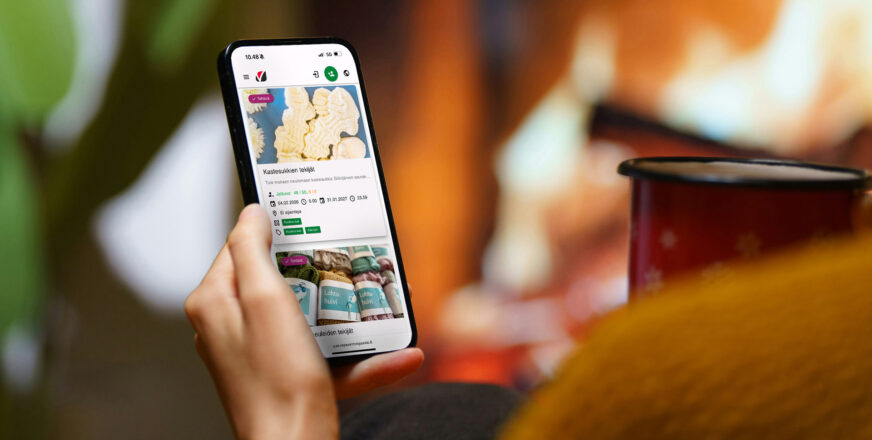 Kännykässä näkyy avoinna vapaaehtoispankin sovellus.
