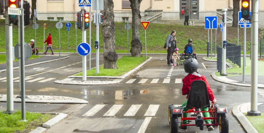 Lapsia polkuautoilemassa liikennepuistossa.
