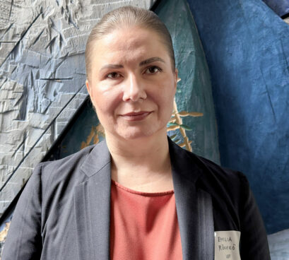 Kasvokuvassa Emilia Rönkkö taustana sinistä ja harmaata seinää.