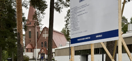 Remonttikyltti Siilinjärven seurakuntatalon pihalla, taustalla kirkko.