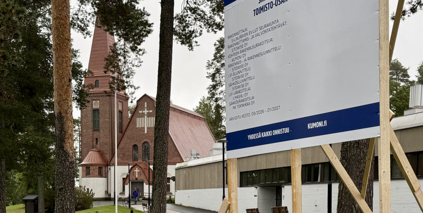 Remonttikyltti Siilinjärven seurakuntatalon pihalla, taustalla kirkko.